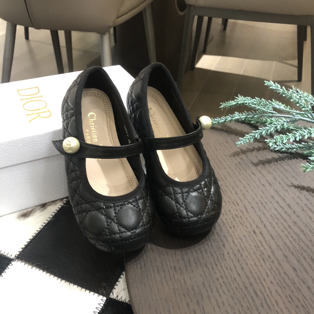 Children's shoes child